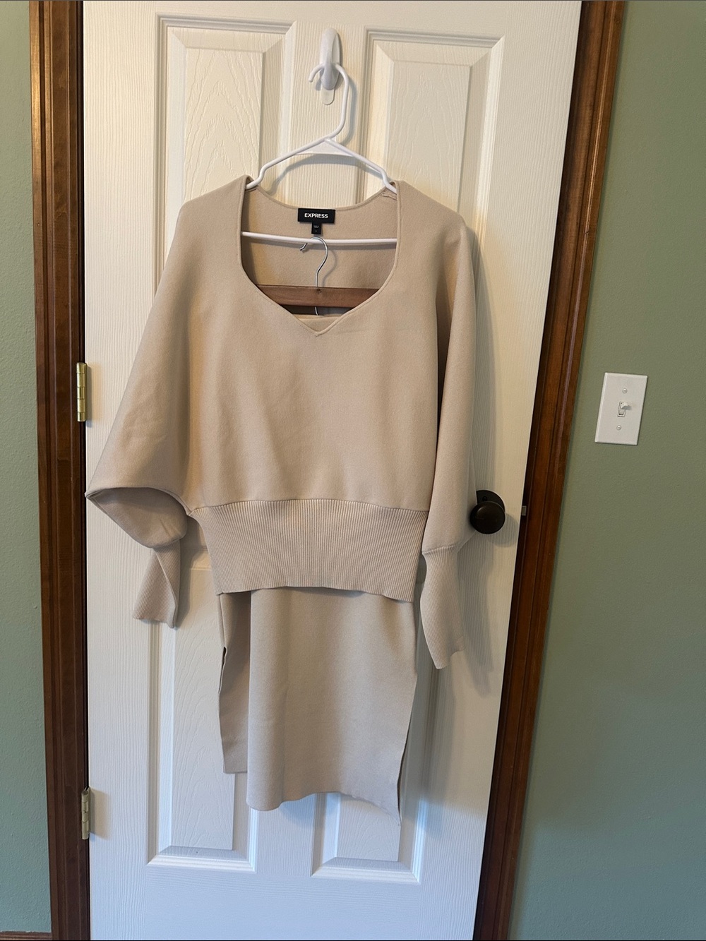 Express Women's Light Cream V-Neck Oversized Sweater